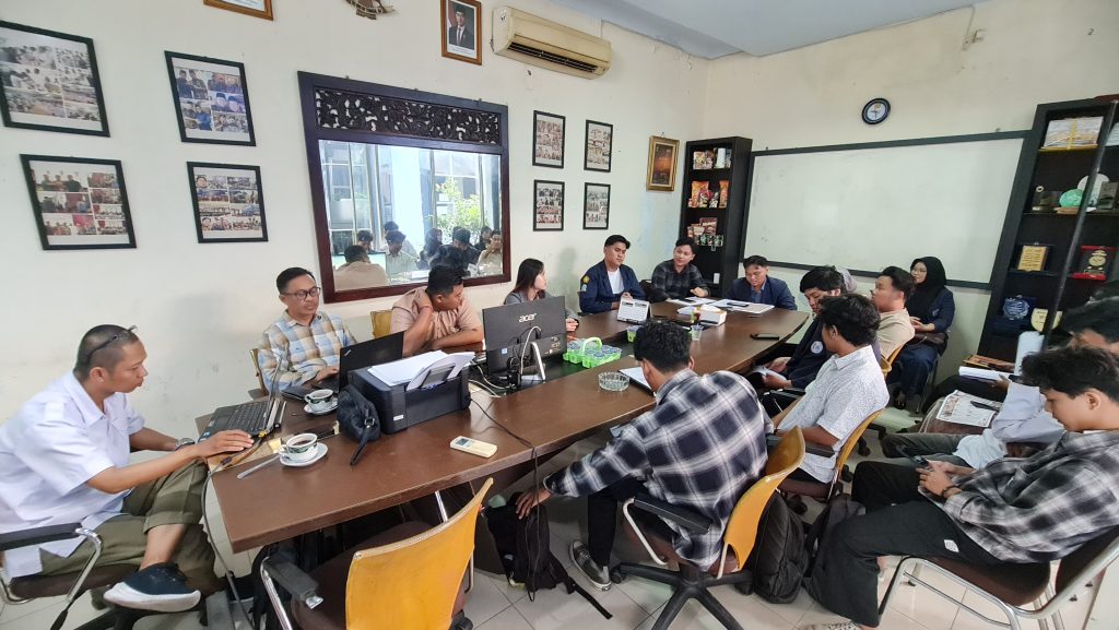Final Review Program Magang Merdeka DPP APINDO Lampung bersama peserta dan mentor di Sekretariat DPP APINDO Lampung.