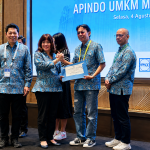 Penyerahan penghargaan nominasi UMKM Terbaik kepada DPP APINDO Lampung melalui UMKM Villa Rindu Alam Batu Putuk pada RAKERKONAS APINDO 2026 di Makassar.