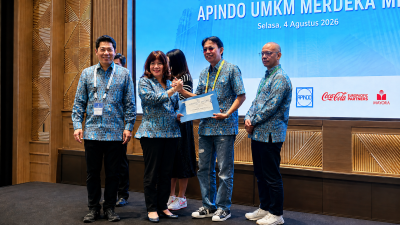 Penyerahan penghargaan nominasi UMKM Terbaik kepada DPP APINDO Lampung melalui UMKM Villa Rindu Alam Batu Putuk pada RAKERKONAS APINDO 2026 di Makassar.